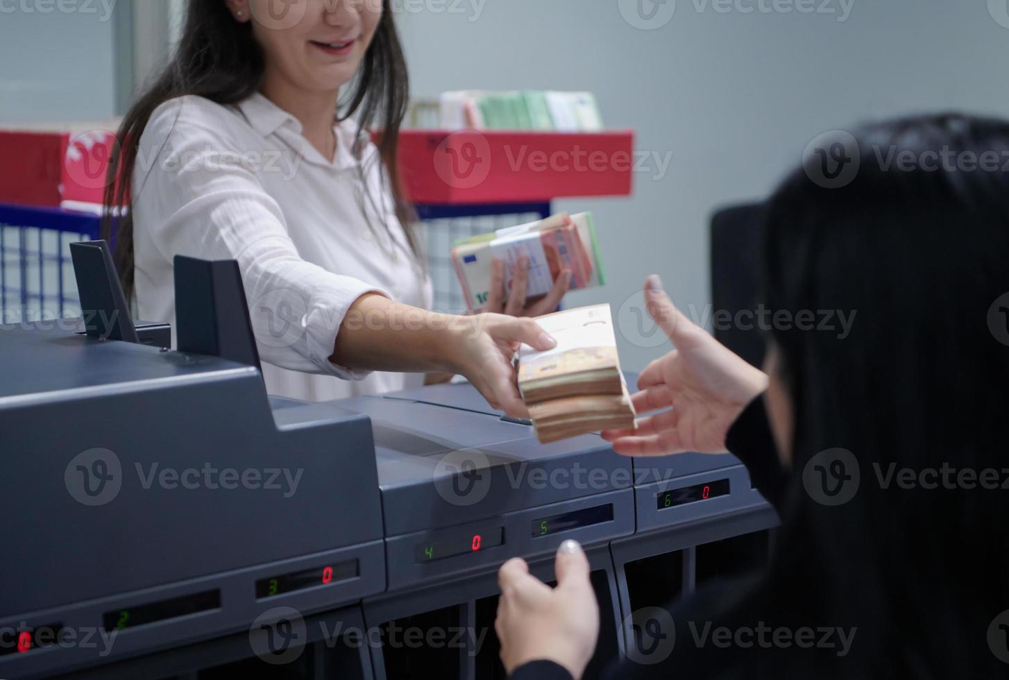 bank medewerkers sorteren en tellen papier bankbiljetten foto