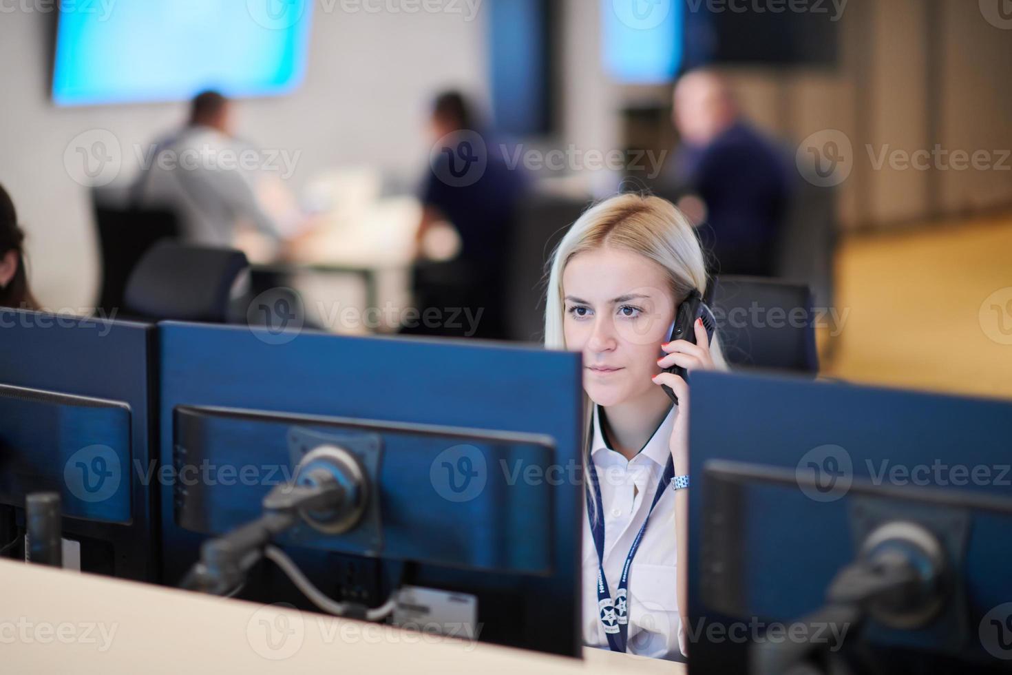 vrouw veiligheid bewaker operator pratend Aan de telefoon foto