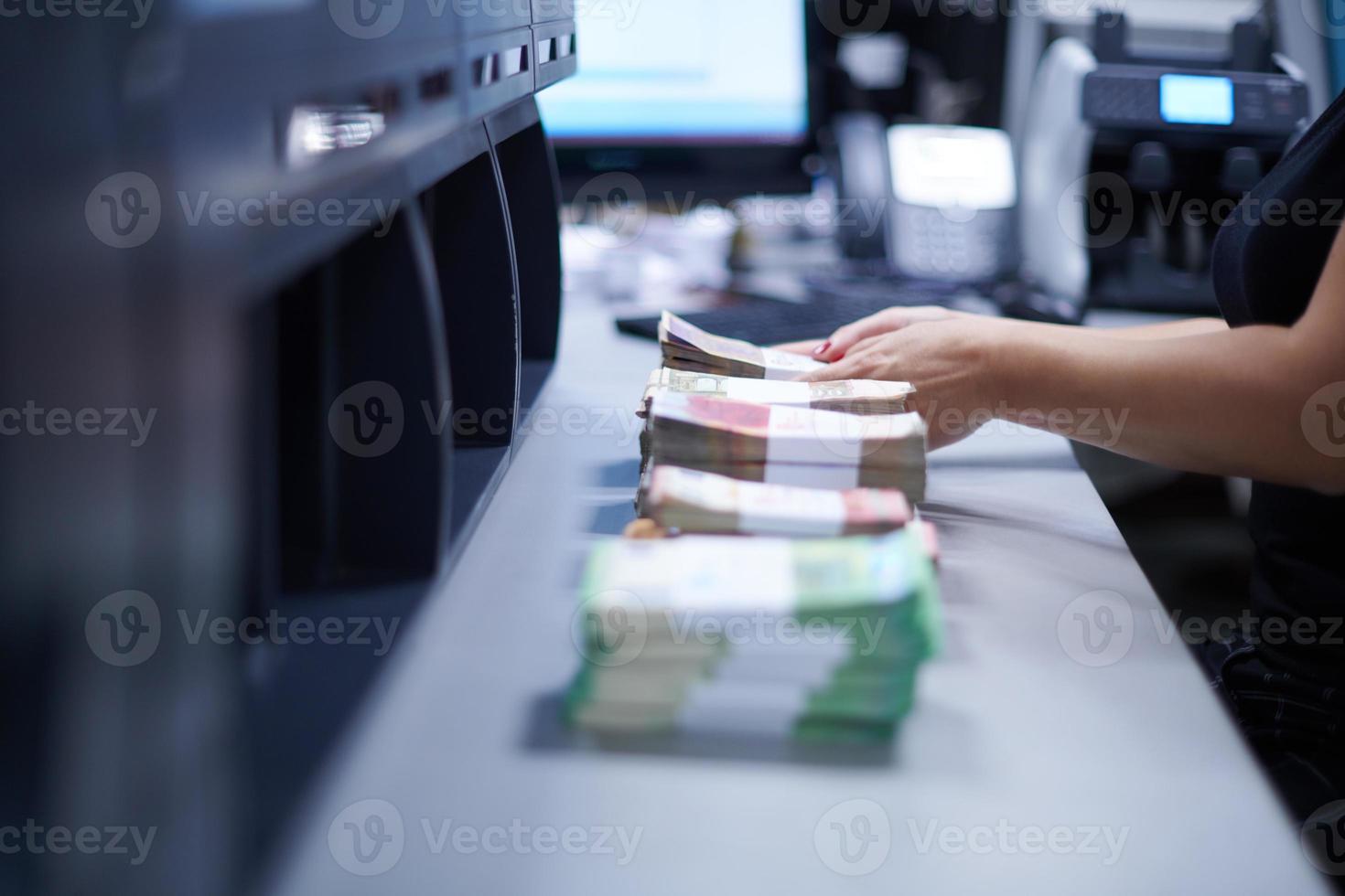 bank medewerkers sorteren en tellen papier bankbiljetten foto