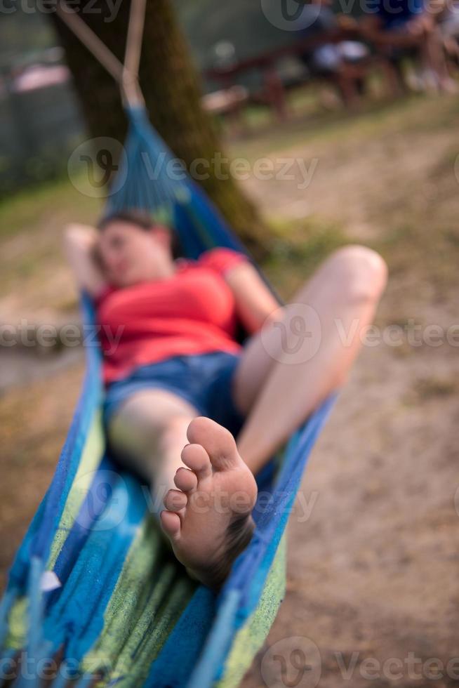 vrouw resting Aan hangmat foto