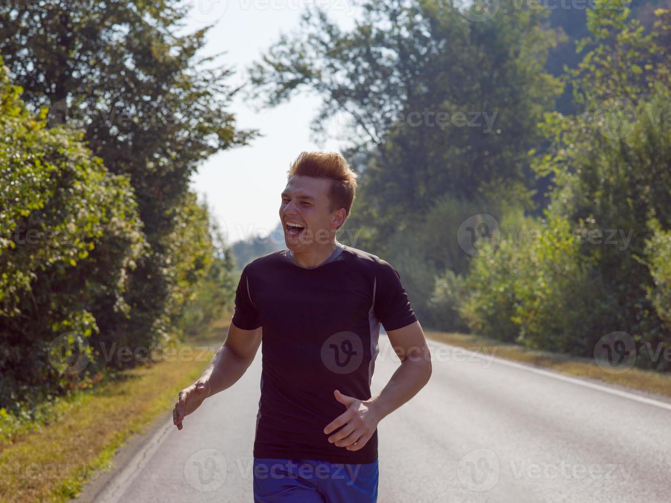 man joggen langs een landweg foto
