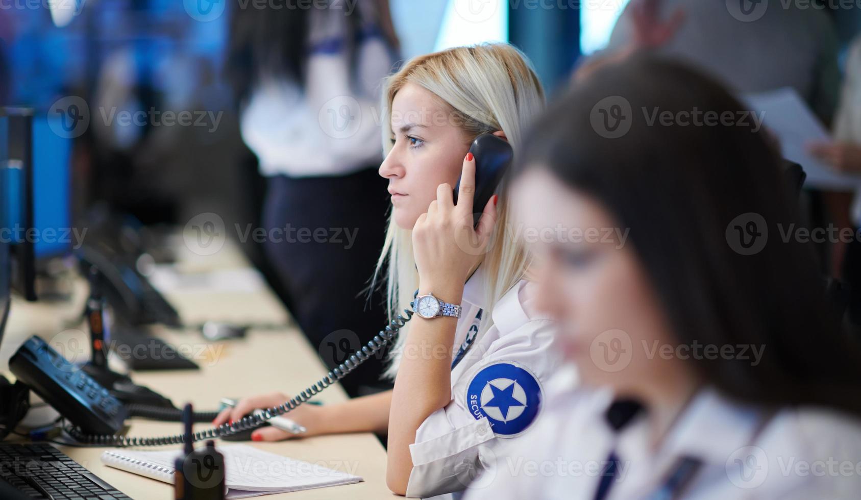 vrouw veiligheid bewaker operator pratend Aan de telefoon foto