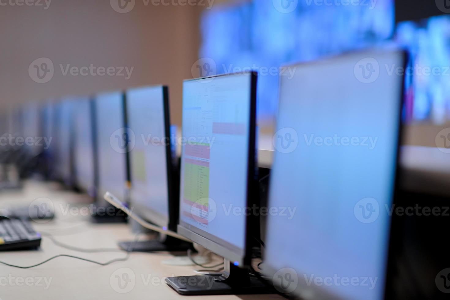 leeg interieur van groot modern veiligheid systeem controle kamer foto