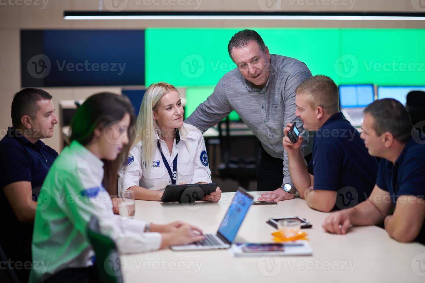 groep van veiligheid bewakers zittend en hebben briefing foto