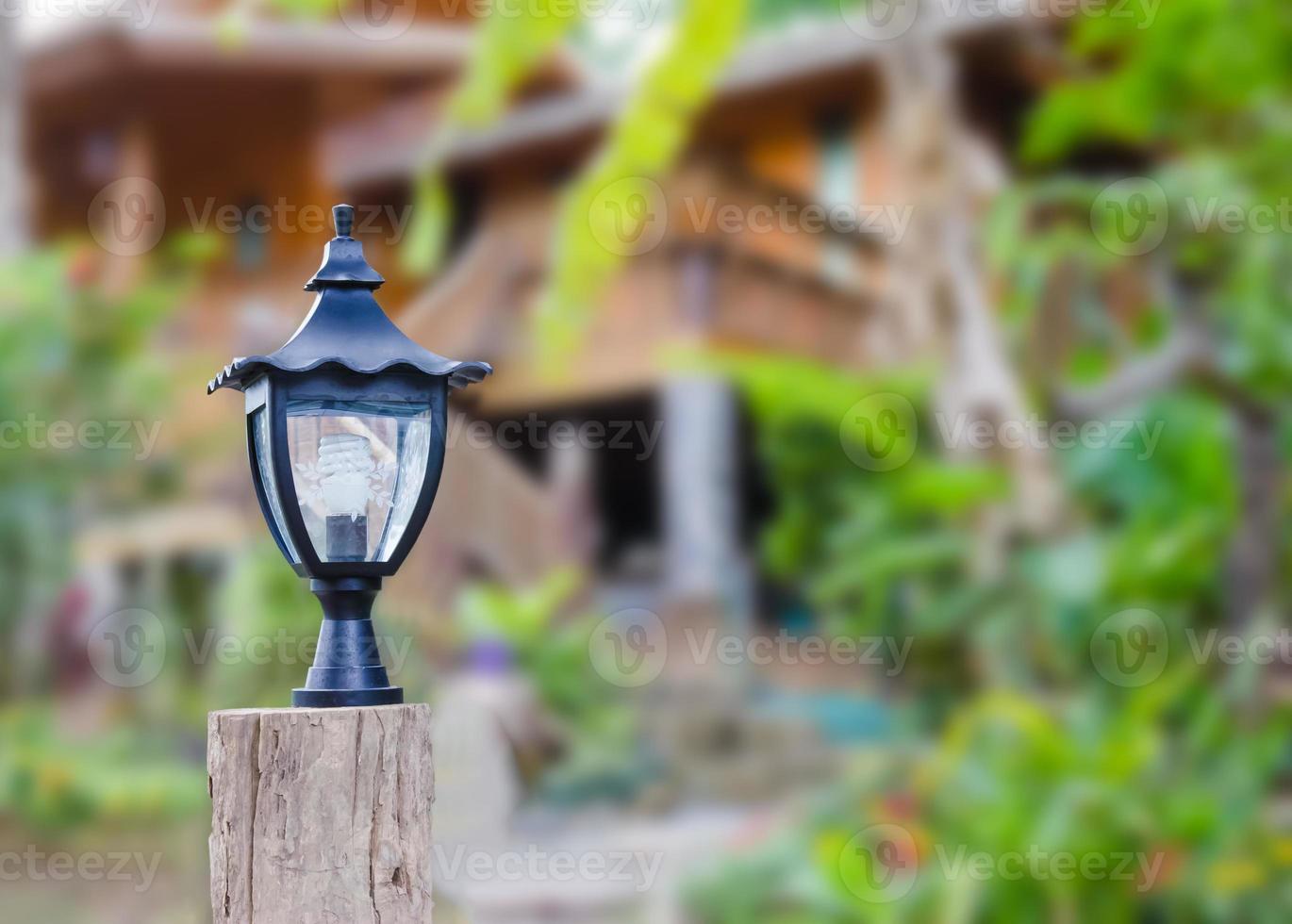 lamp in tuin met vervagen blokhuis achtergrond foto