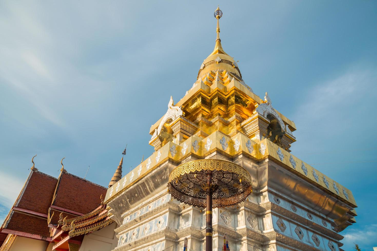 de mooi pagode van wat phra dat doi saket gelegen in de doi saket wijk, buiten de stad van Chiang mei. foto