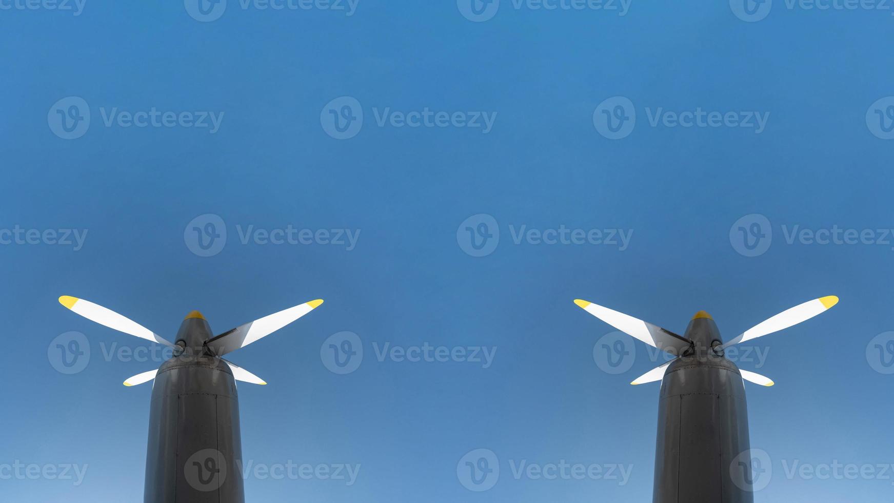 twee vliegtuig propeller van leger vliegtuigen, kopiëren ruimte. blauw lucht achtergrond. foto