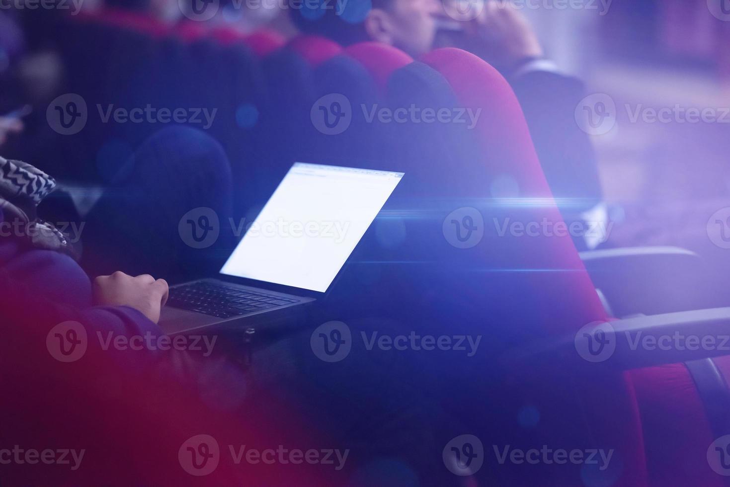 zakenmensen handen met behulp van laptopcomputer foto