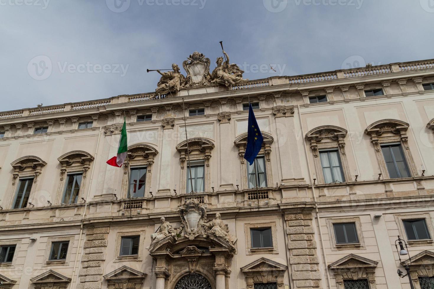 rome, het consulta-gebouw op het quirinale-plein. foto