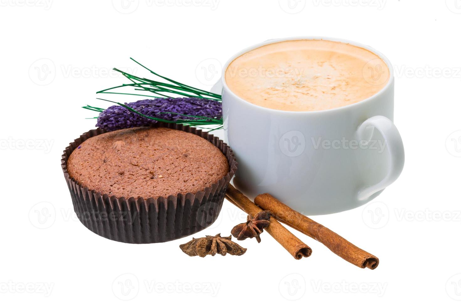 muffin met koffie op witte achtergrond foto