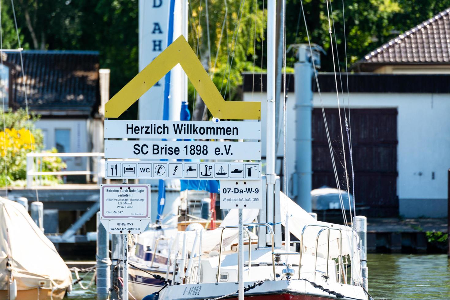 berlijn, berlijn Duitsland 23.07.2018 haven met geel Golf foto