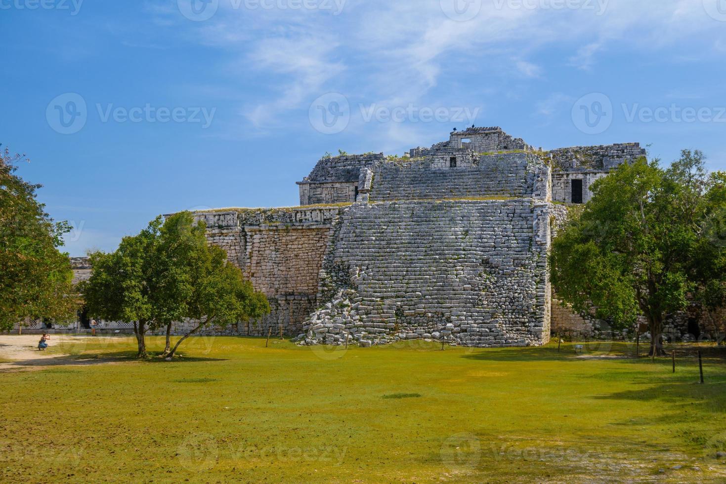 aanbidding mayan kerken uitgebreide structuren voor aanbidding aan de god van de regen chaac, kloostercomplex, chichen itza, yucatan, mexico, maya beschaving foto