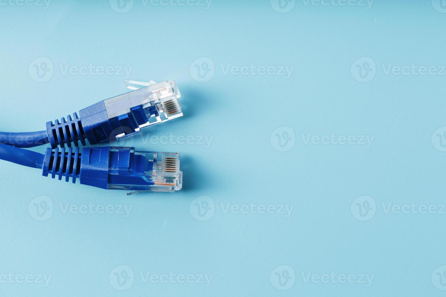 twee ethernet kabel connectoren lap koord koord detailopname geïsoleerd Aan een blauw achtergrond met vrij ruimte foto