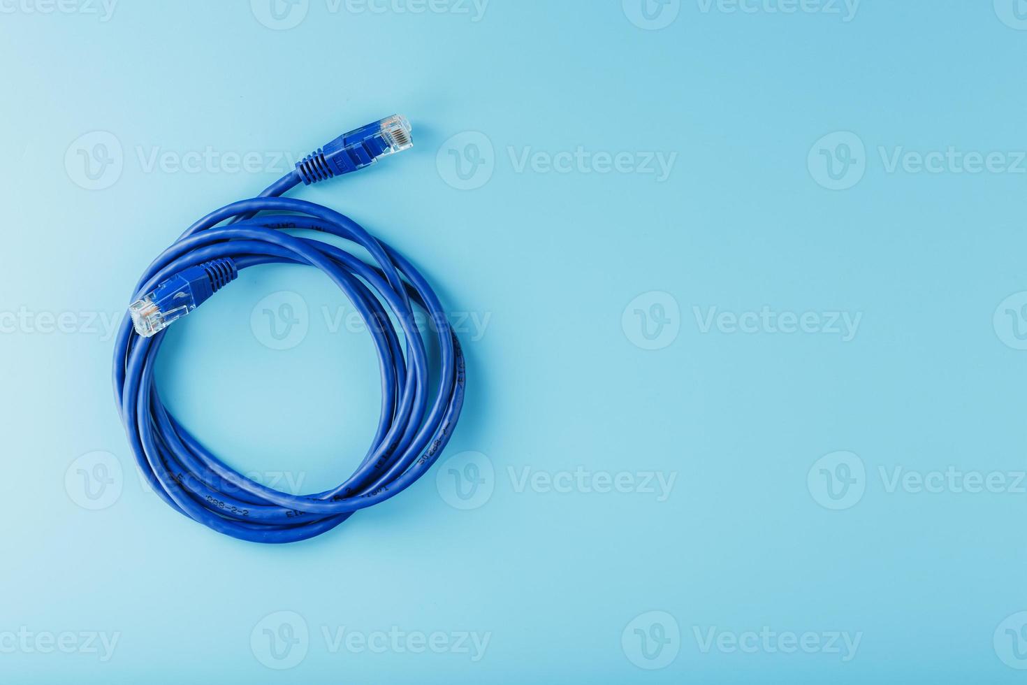 blauw utp internet kabel geïsoleerd Aan een blauw achtergrond ethernet koord foto