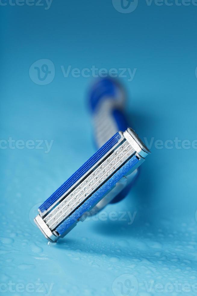 scheermes messen Aan een blauw achtergrond met druppels van ijzig water foto
