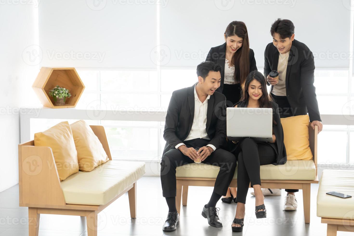 gelukkig kantoor concept - geconcentreerd bedrijf team met laptop computers in kantoor. gelukkig bedrijf team van ondernemers werken samen. grappig moment in bedrijf. foto