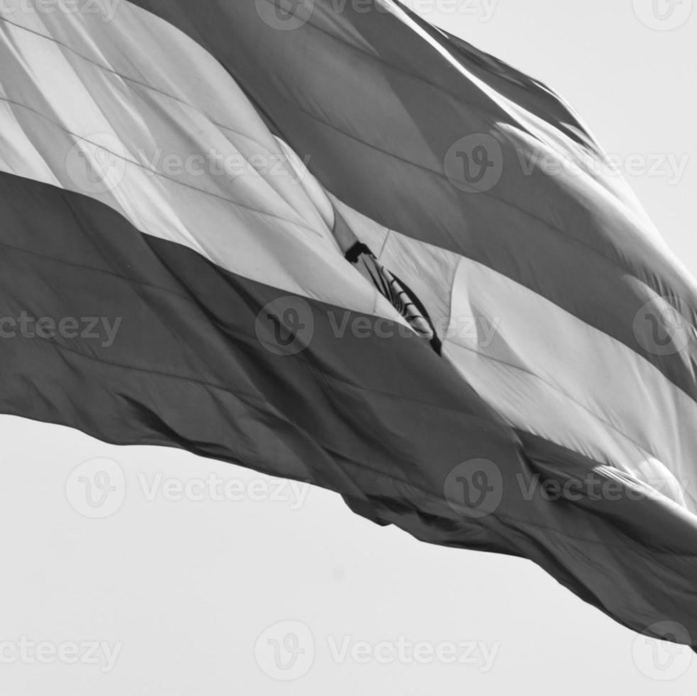 indiase vlag op connaught plaats met trots in blauwe lucht, indiase vlag wapperen, indiase vlag op onafhankelijkheidsdag en republiek dag van india, wuivende indiase vlag, vliegende indiase vlaggen - zwart en wit foto