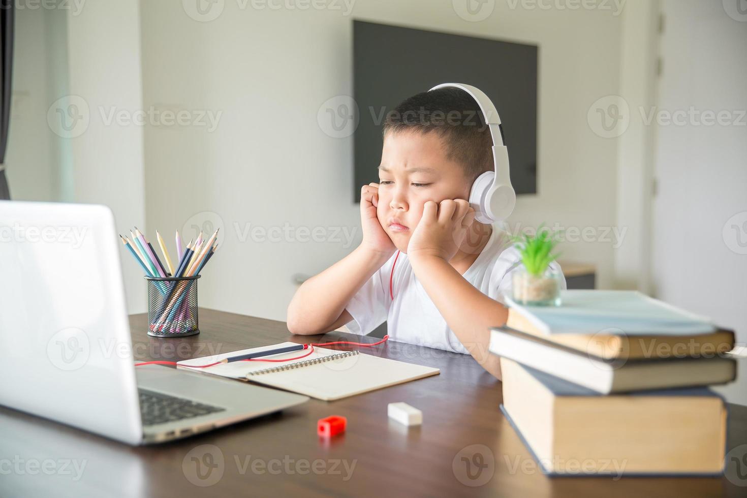 jong leerling afstand aan het leren virtueel afstand online klasse Aan video telefoontje virtueel les, technologie aan het studeren Bij huis gebruik makend van laptop computer. ouder of tutor onderwijs kind jongen met afgelegen onderwijs. foto