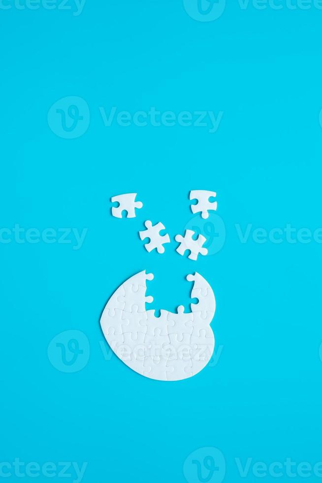 witte hartvorm van puzzelstukjes op blauwe achtergrond. concepten van probleemoplossing, zakelijk succes, teamwork, teamplaying puzzelspel onvolledig, textuurbanner met kopieerruimte voor tekst foto