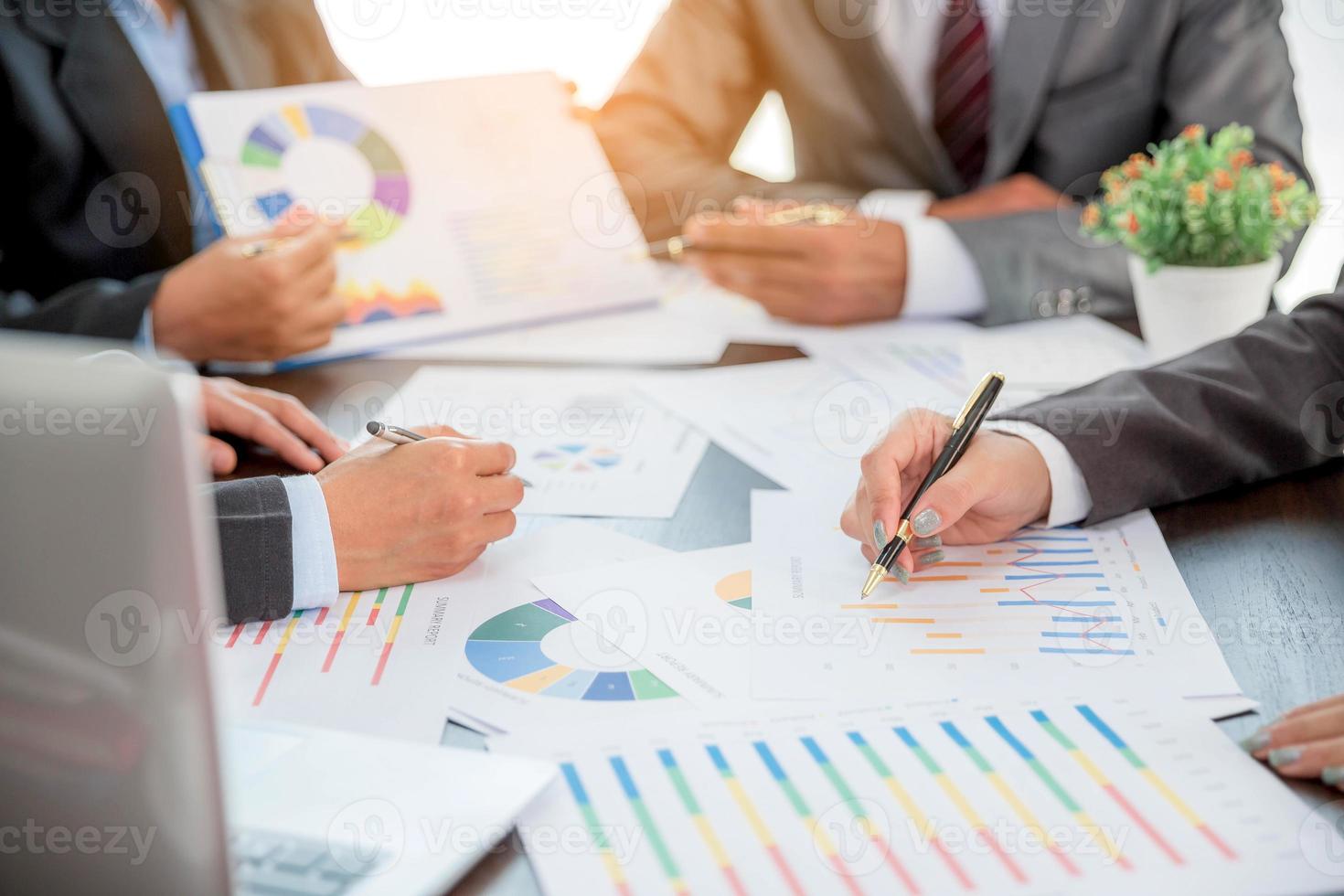 groep professioneel bedrijf mensen persoon werken samen naar analyseren in kantoor, werk samen naar bespreken bedrijf financieel statistieken rapport, brainstorm ideeën, en diagram datum documenten Aan de tafel. foto