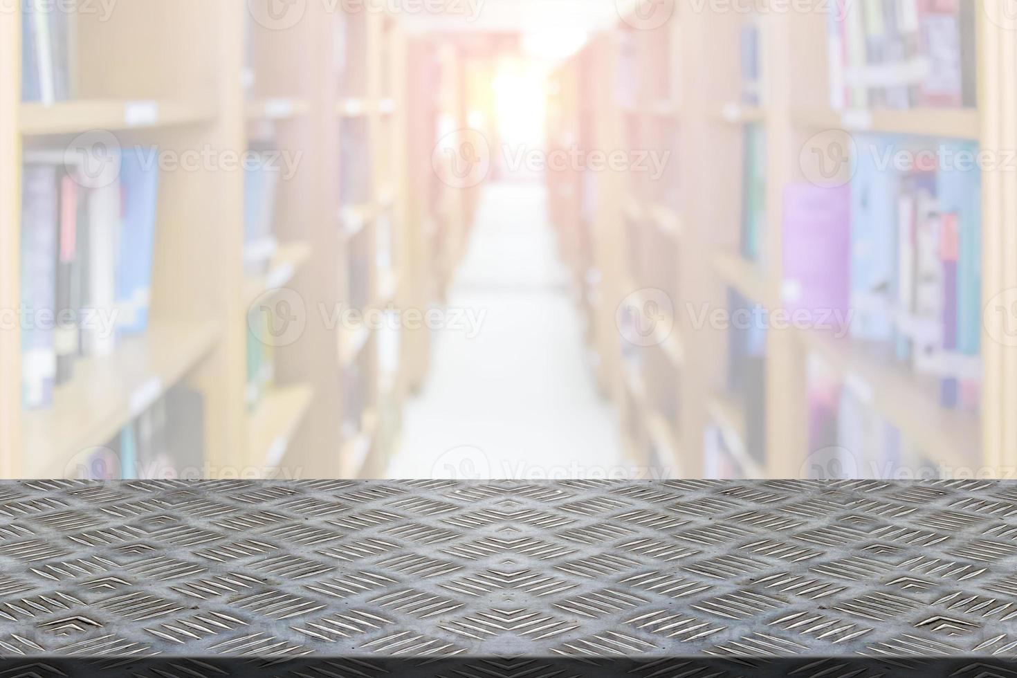 staal bord uitglijden met bibliotheek vervagen achtergrond foto