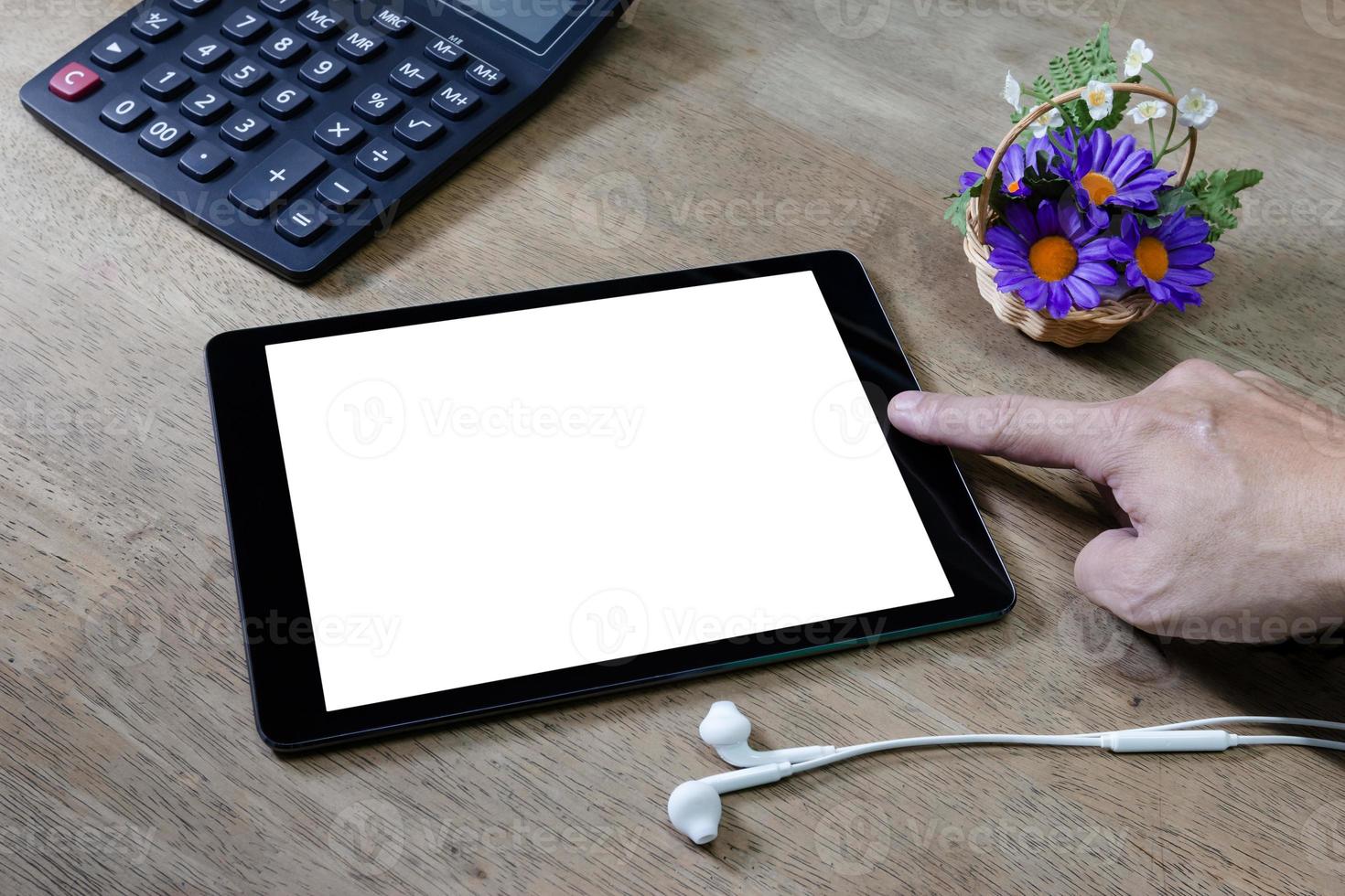 Mens gebruik makend van tablet computer Aan bureaublad foto