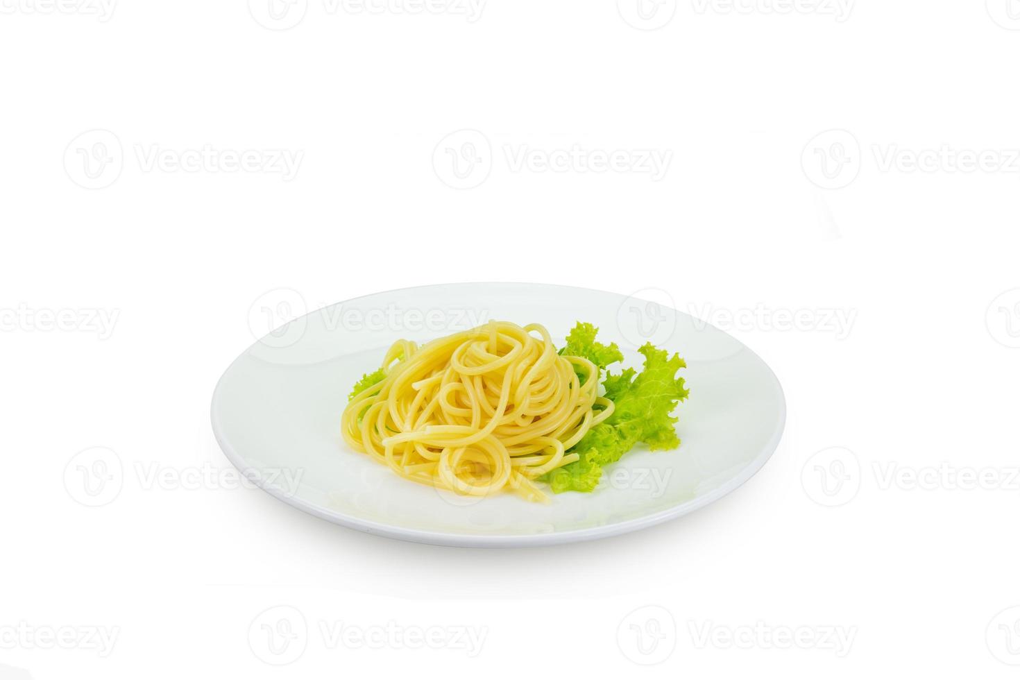 spaghetti met sla Aan wit schotel, geïsoleerd Aan wit, knipsel pad. foto