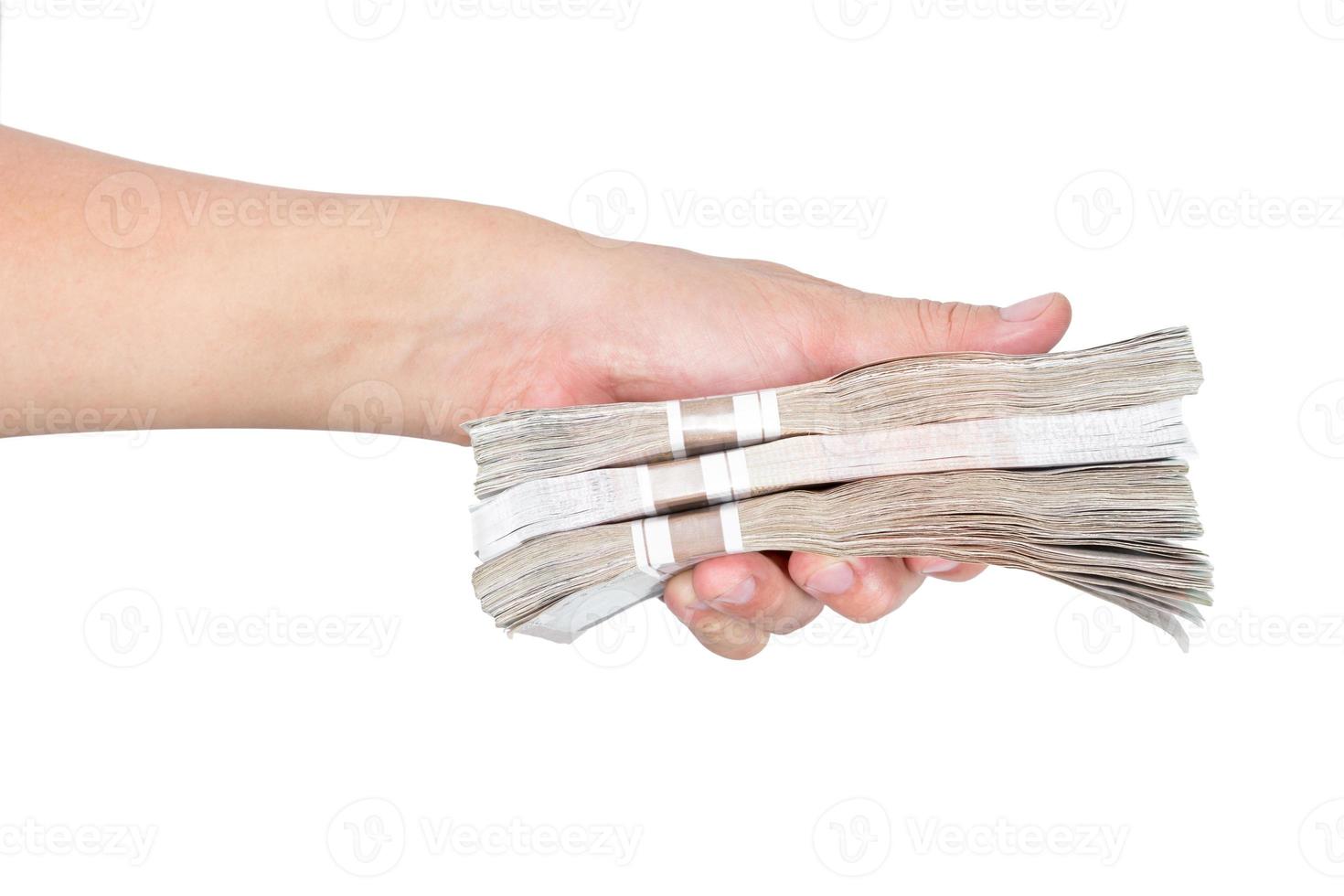 handen Holding bankbiljetten Aan wit achtergrond foto
