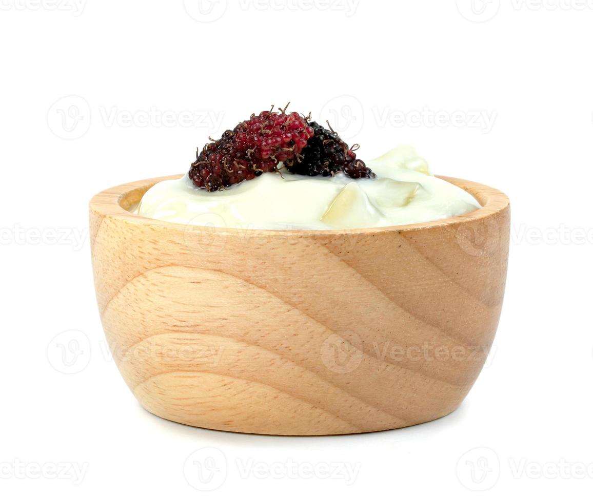 yoghurt met nata de kokosnoot nederlander en moerbeien fruit in houten kom geïsoleerd Aan wit achtergrond foto