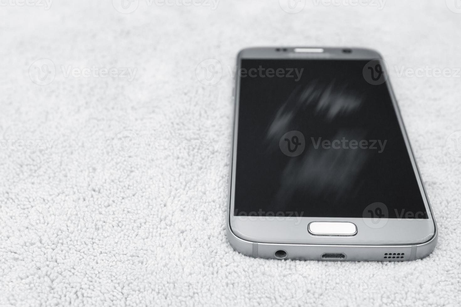 smartphone schoonmaak vuil scherm met microfiber stof, zwart en wit afbeelding foto