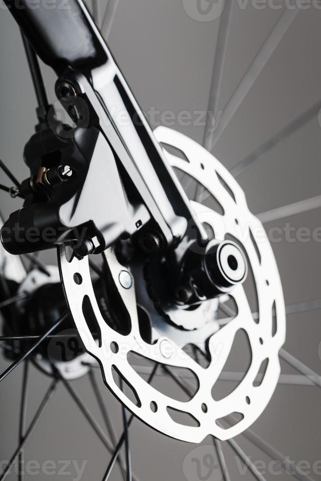 fiets rem rotor met hydraulisch remklauw. rem systeem Aan een grind fiets foto