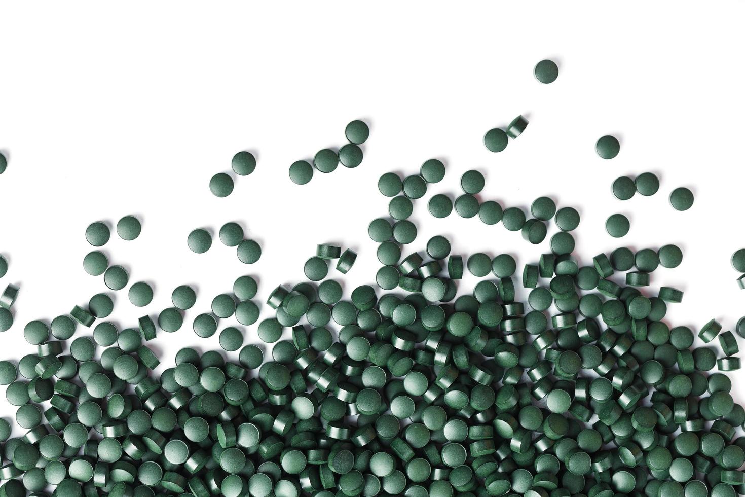 groen tablets gemaakt van natuurlijk biologisch spirulina foto