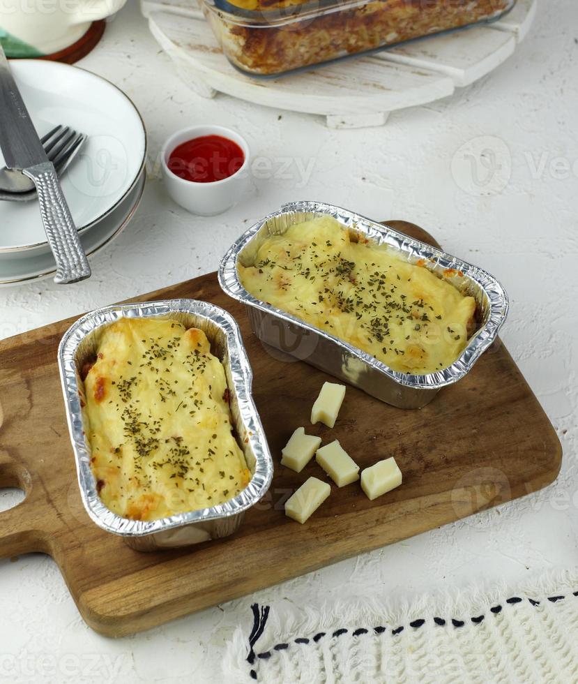 gebakken macaroni kaas met heet saus foto