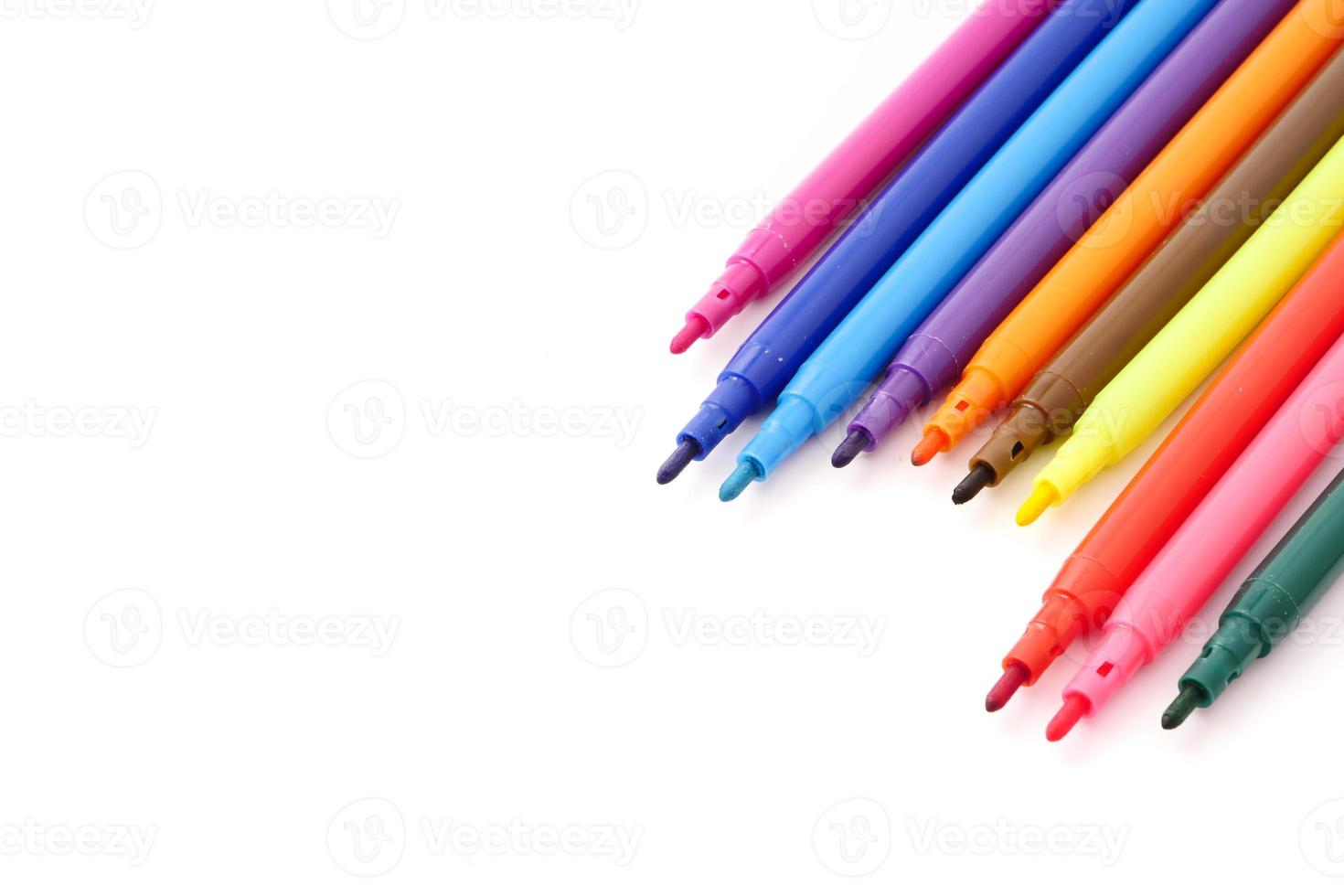 magie kleurrijk pennen Aan een wit achtergrond. vrij ruimte voor tekst foto