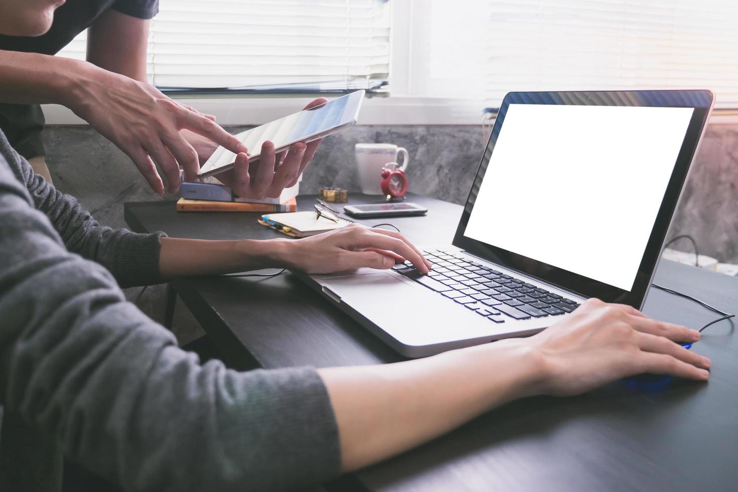 bedrijf partners werken samen Bij kantoor bureau, ze zijn gebruik makend van een laptop met blanco scherm en tablet. foto