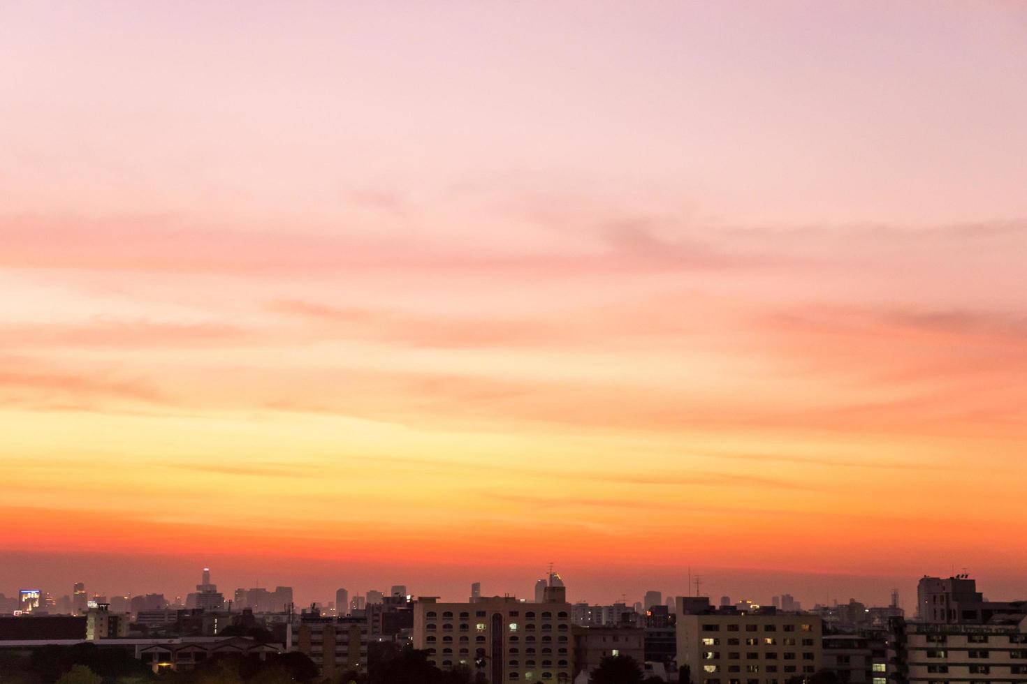 schemering zonsondergang Bij stad met gebouw silhouet. foto