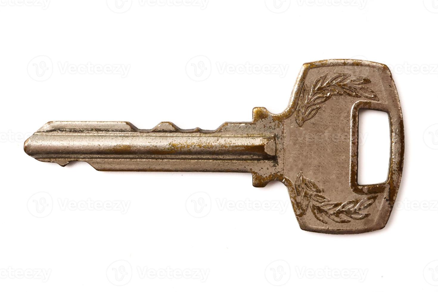 oud sleutel Aan een wit achtergrond. foto
