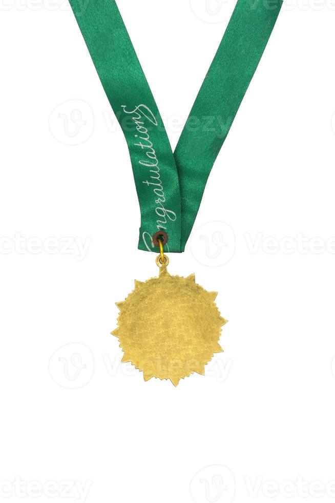 goud medaille met groen lint Aan wit achtergrond foto