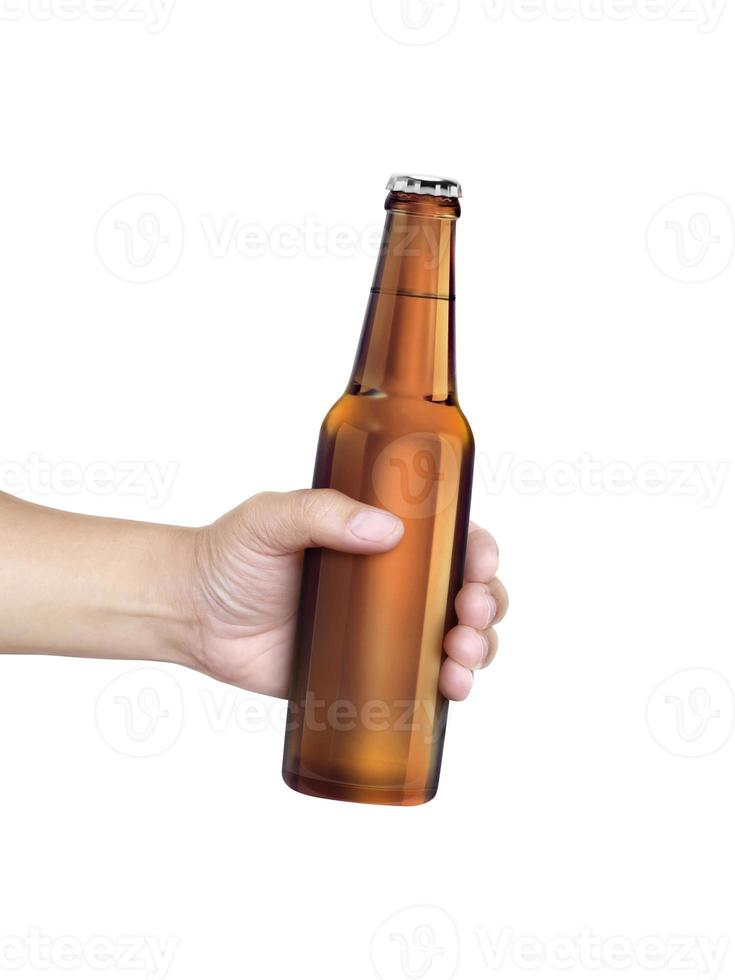 een Mens Holding bier fles geïsoleerd Aan wit achtergrond foto