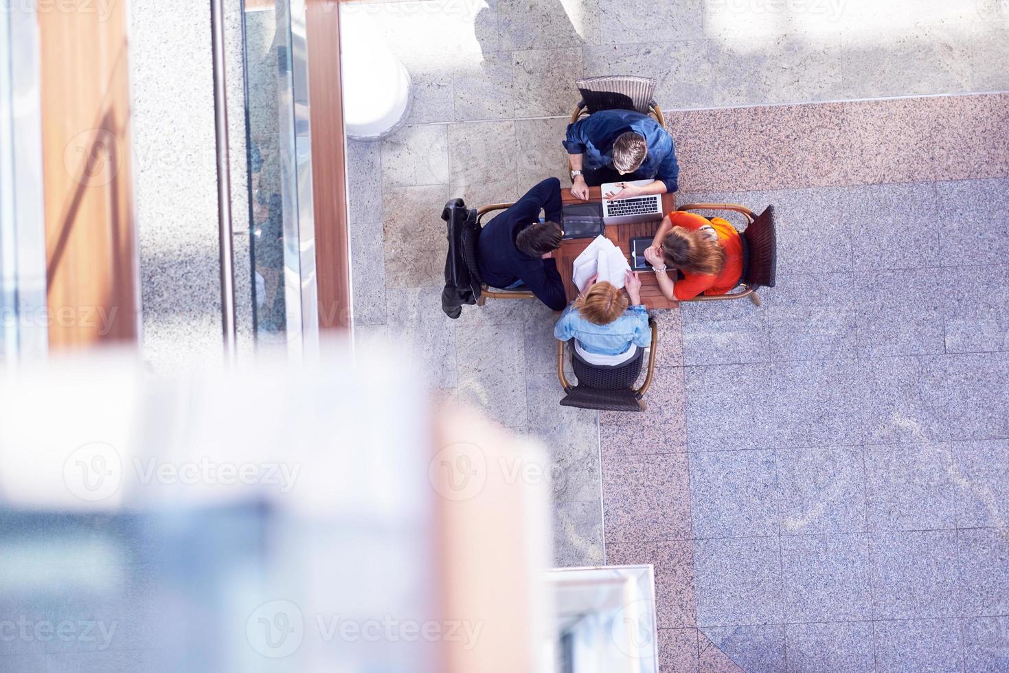 studenten groep werken Aan school- project samen foto