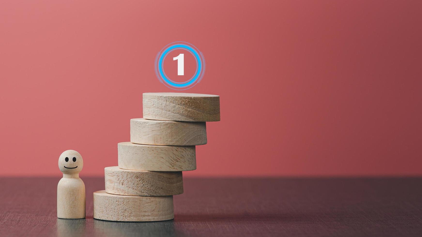 zelfverbetering ideeën, leiderschap, bedrijf groei doelen, houten poppen en cirkel blokken. Aan de tafel vertegenwoordigt de planning strategie in de beheer naar succes. foto