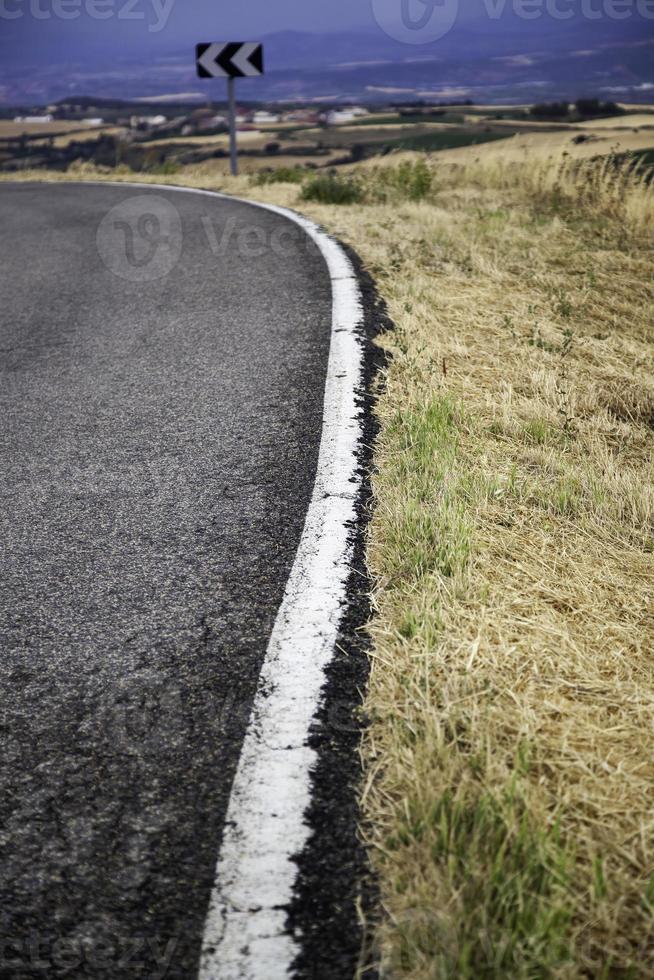 witte lijn op snelweg foto