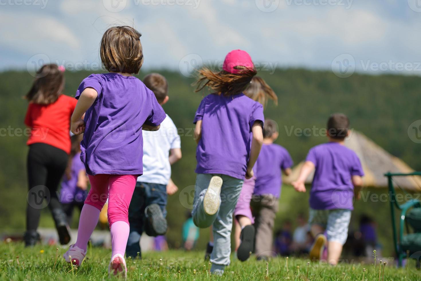 gelukkig kinderen groep hebben pret in natuur foto