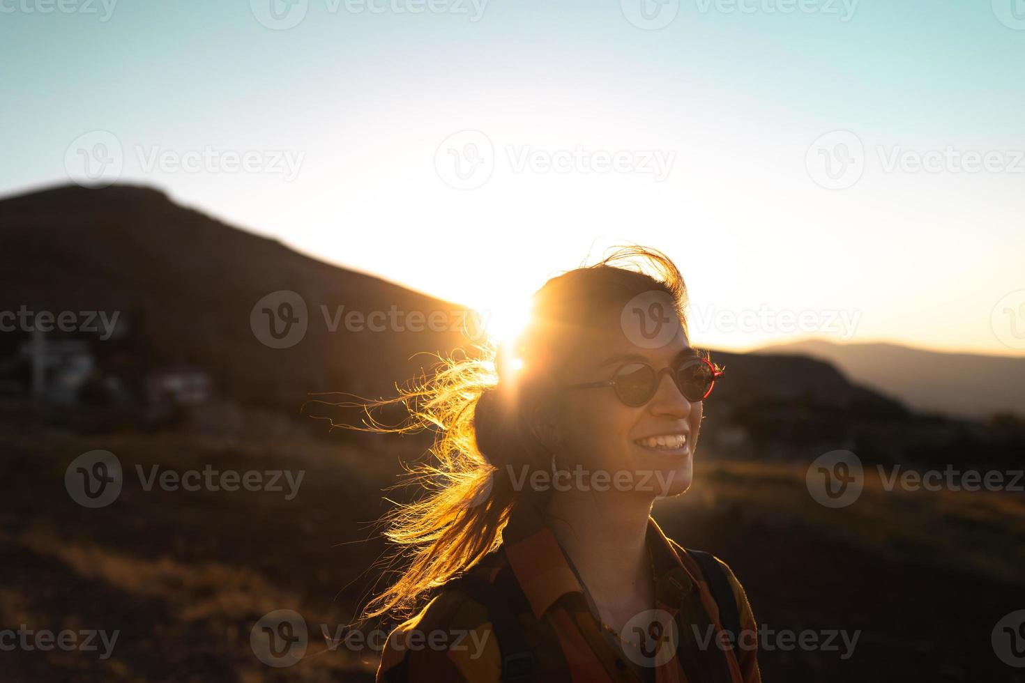 portret van een mooi meisje in de natuur foto