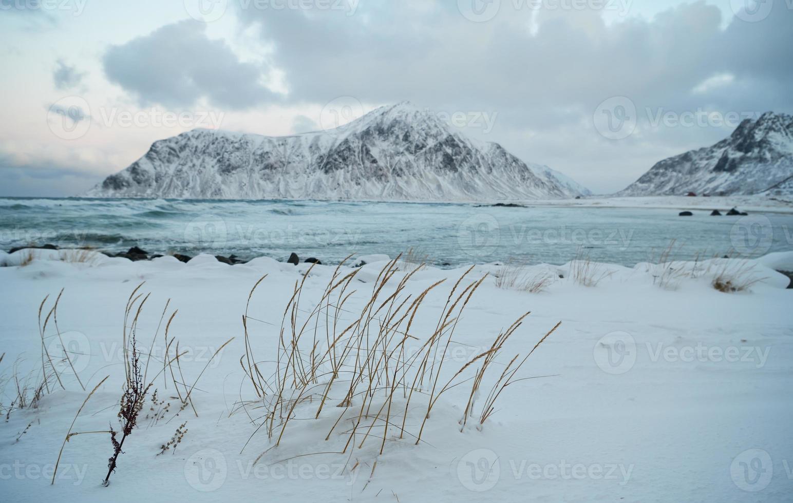 Noorse kust in de winter met sneeuw slecht bewolkt weer foto
