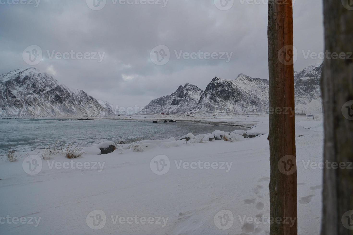 Noorse kust in de winter met sneeuw slecht bewolkt weer foto