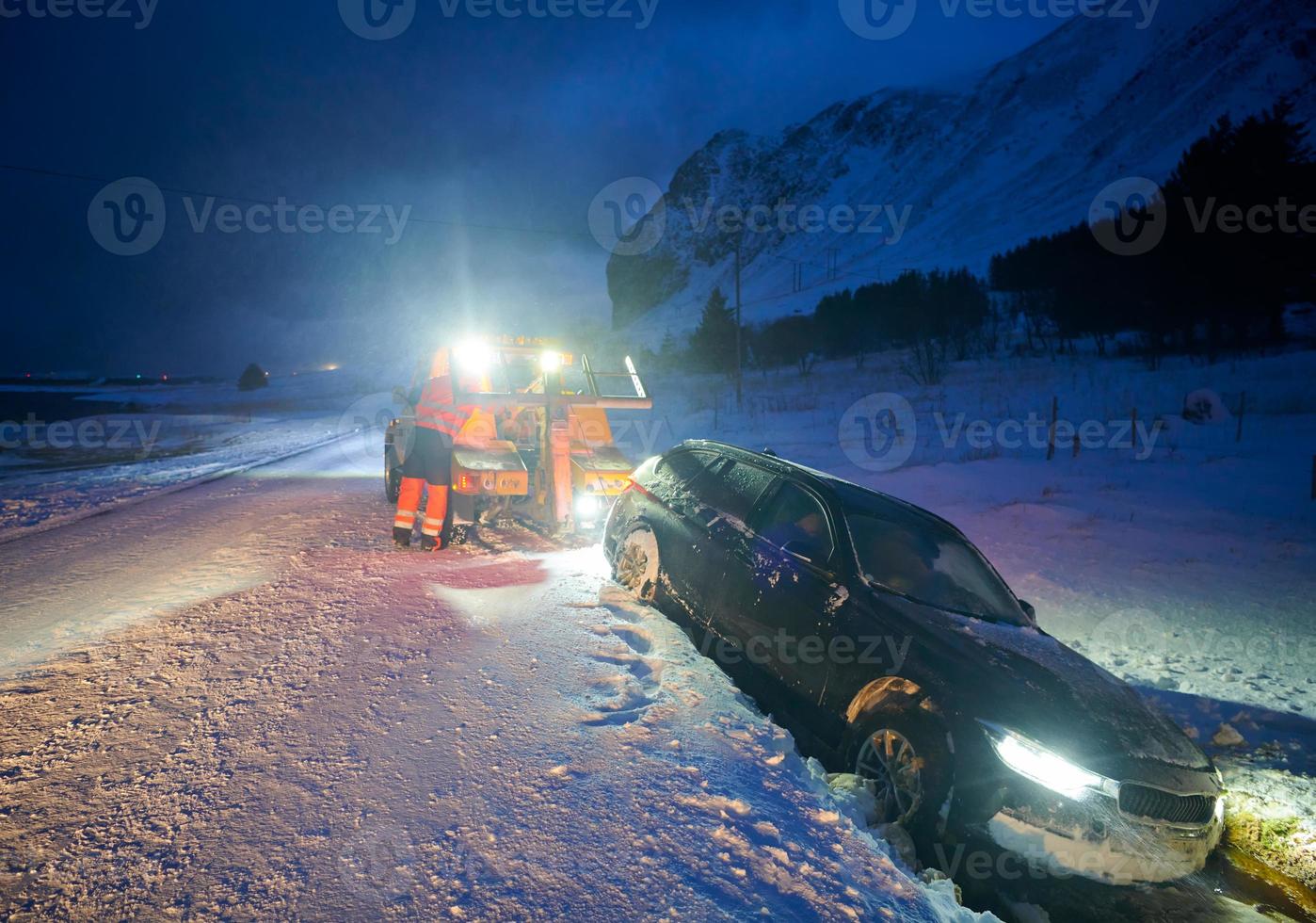 auto wordt gesleept na ongeval in sneeuwstorm foto