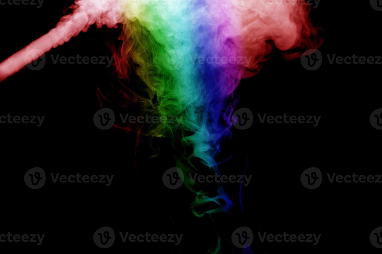 abstracte rook geïsoleerd op zwarte achtergrond, regenboogpoeder foto