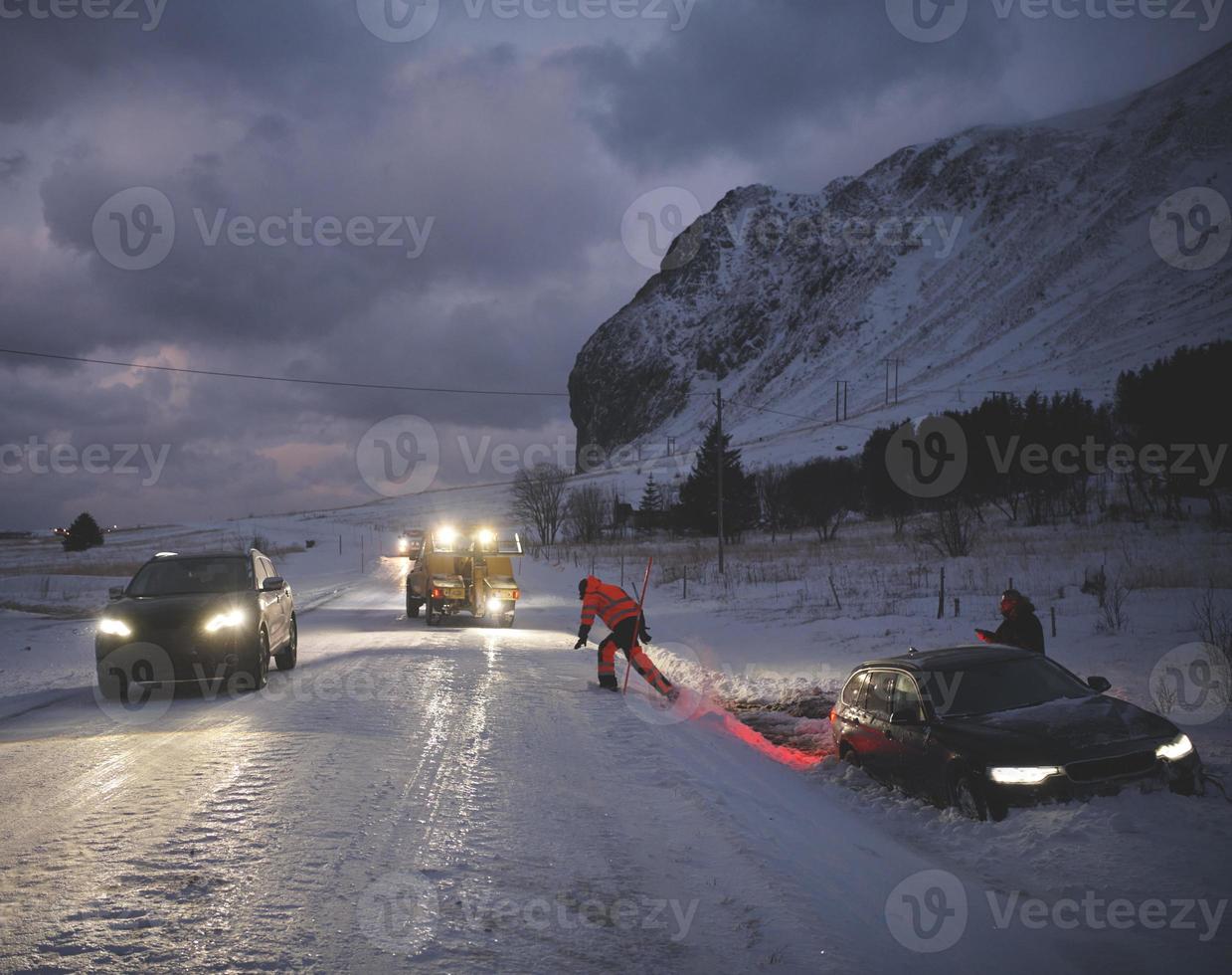 auto wordt gesleept na ongeval in sneeuwstorm foto