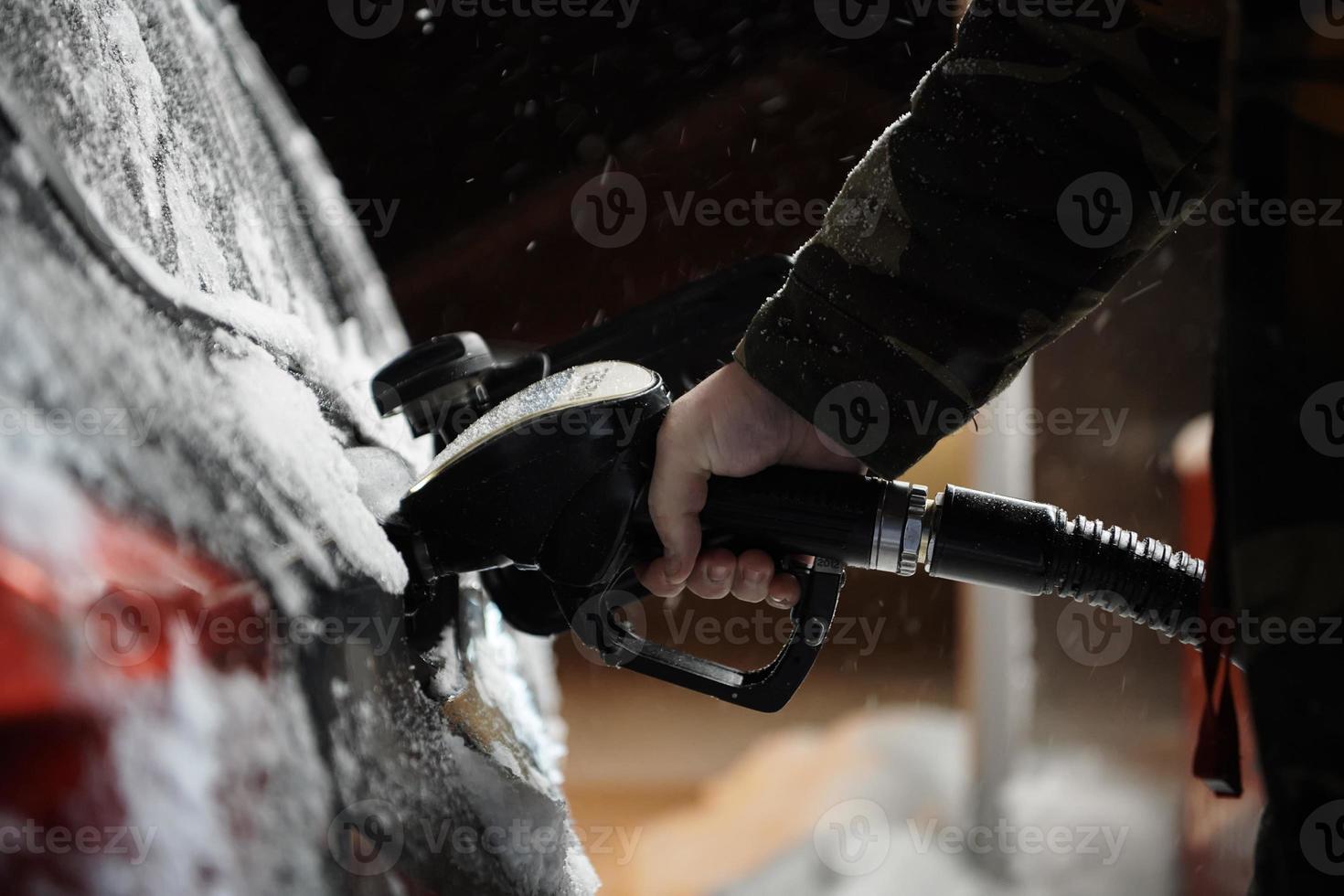 bijtanken diesel gas- Aan benzine station Bij winter foto